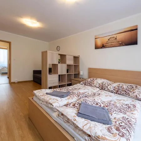 Apartment Large Prosek - Your Second Home! Prague