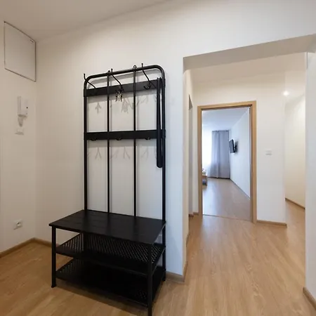 Apartment Large Prosek - Your Second Home! Prague