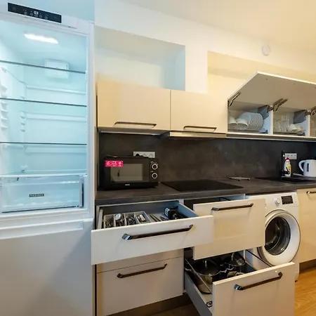 Apartment Large Prosek - Your Second Home! Prague