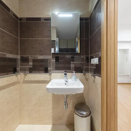 Large Prosek, 3 Bedrooms - Pva Expo Prag