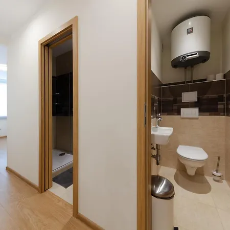 Large Prosek - Your Second Home! 프라하